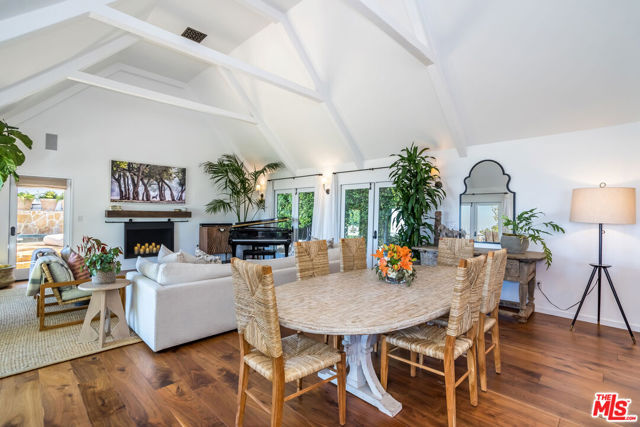 8149 Mannix Drive, Los Angeles CA: https://media.crmls.org/mediaz/f008fde2-7955-4268-abcf-aa4a813e4575.jpg