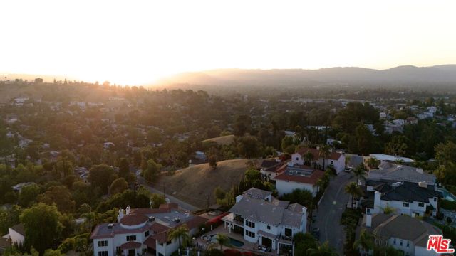 5015 Calatrana Drive, Woodland Hills CA: https://media.crmls.org/mediaz/f0095544-f357-4ec5-831f-c688ff73c36e.jpg
