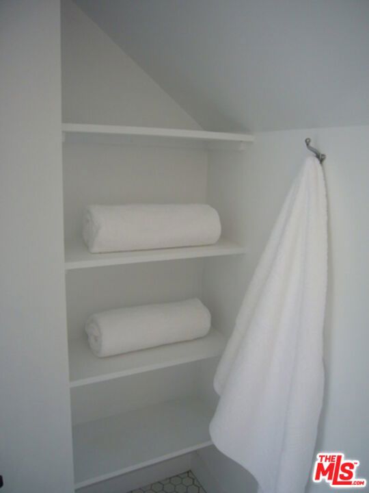 421 Grand Boulevard, Venice CA: https://media.crmls.org/mediaz/f0096c62-3813-485c-beb2-7f9162aada4a.jpg