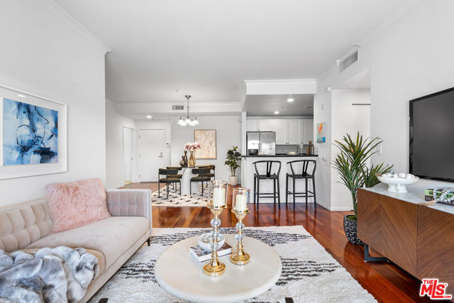 906 S Serrano Avenue, Los Angeles CA: https://media.crmls.org/mediaz/f0098b68-25f6-4fa8-b0a0-cdb4c6b94781.jpg