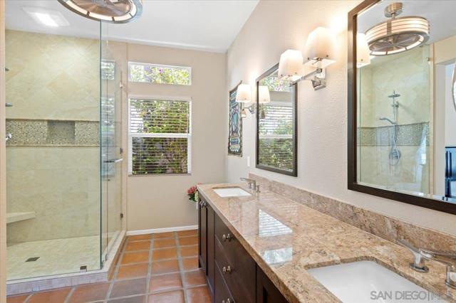 2385 Amber Oak Ln, Escondido CA: https://media.crmls.org/mediaz/f009be46-86a5-47be-8c72-27d1abf1a64c.jpg