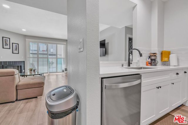 433 E Tamarack Avenue, Inglewood CA: https://media.crmls.org/mediaz/f00ad7d5-6ba4-4777-801d-eb4f52469feb.jpg