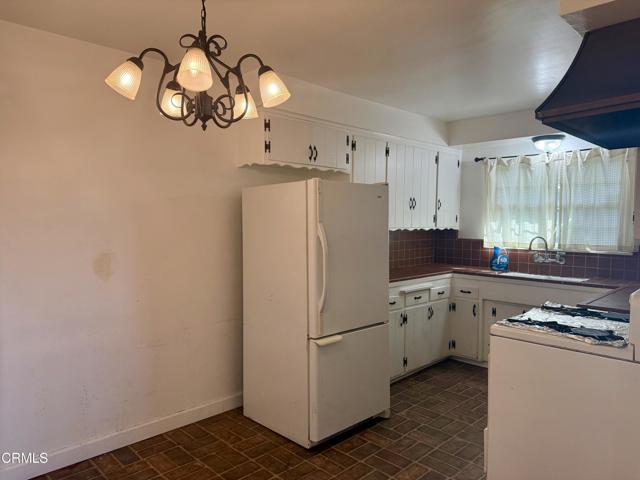 Detail Gallery Image 9 of 18 For 12811 Oxnard St, Los Angeles,  CA 91606 - 4 Beds | 3 Baths