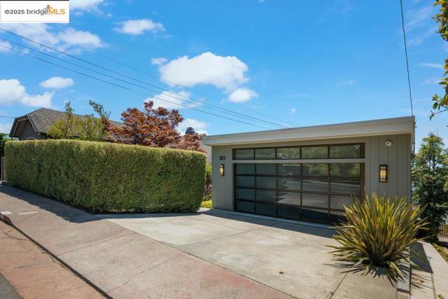 310 Pacific Ave, Piedmont CA: https://media.crmls.org/mediaz/f00b8673-bd45-4e7f-87ee-3495495e22ed.jpg