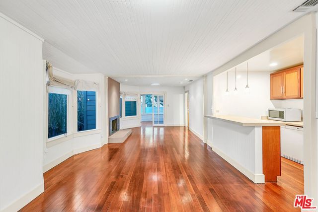 2636 5th Street, Santa Monica CA: https://media.crmls.org/mediaz/f00c6ea3-3075-4196-a0d5-1379ff354642.jpg