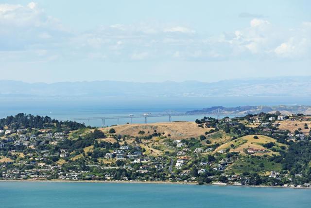 3 Wolfback Ridge Road, Sausalito CA: https://media.crmls.org/mediaz/f00ce5dd-eb94-40e7-bf4e-4c45ba545e32.jpg