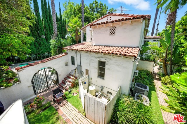 602 N Crescent Drive, Beverly Hills CA: https://media.crmls.org/mediaz/f00ed32d-b1bf-4d3b-adf5-2c08da673e77.jpg