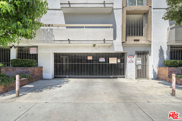 533 S St Andrews Place, Los Angeles CA: https://media.crmls.org/mediaz/f00f9a38-59be-41ea-9e93-2ca47209a736.jpg