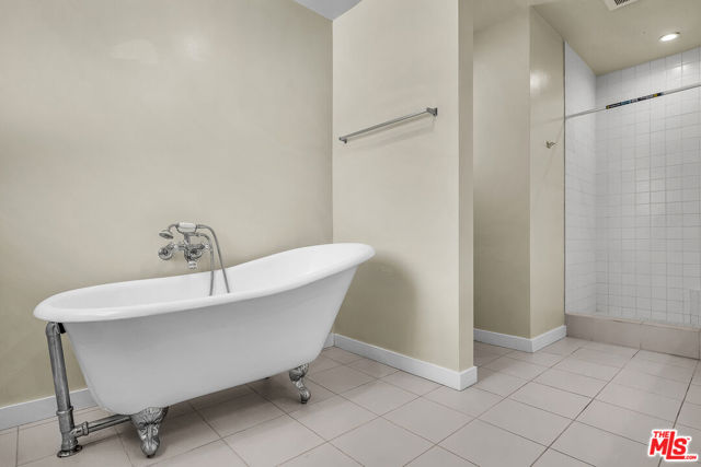5137 Reynier Avenue, Los Angeles CA: https://media.crmls.org/mediaz/f0103203-3ad9-4c23-b989-76f480bf5322.jpg