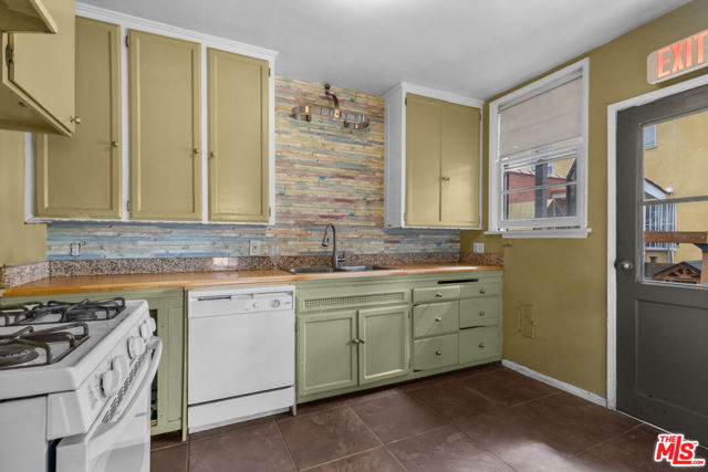2610 1/2 7th Avenue, Los Angeles CA: https://media.crmls.org/mediaz/f011c08a-8ab1-45d0-ad12-a4b32a238ac6.jpg