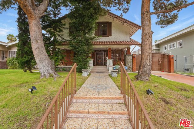 128 N St Andrews Place, Los Angeles CA: https://media.crmls.org/mediaz/f01236f5-2db2-4130-a84e-512ee1cac973.jpg