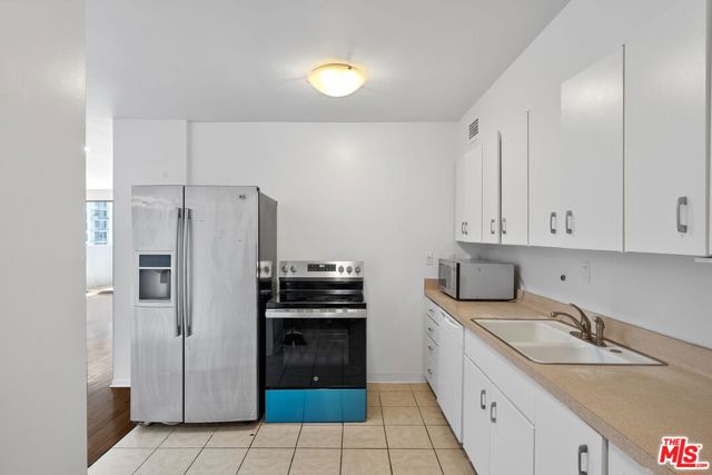 865 Comstock Avenue, Los Angeles CA: https://media.crmls.org/mediaz/f0128f2a-03c6-43d6-9c85-22becceb5fd3.jpg