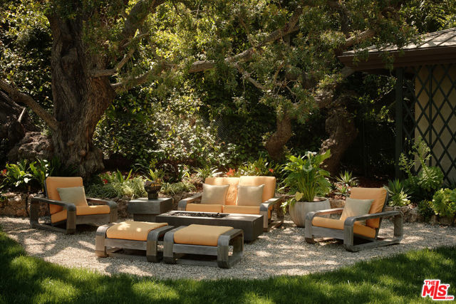 1117 N Beverly Drive, Beverly Hills CA: https://media.crmls.org/mediaz/f012b198-1448-47ea-b23f-4d73d257606d.jpg