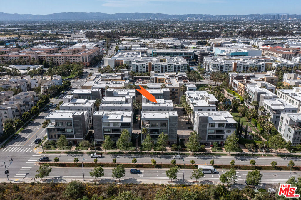 https://media.crmls.org/mediaz/f012d75e-eec0-4268-9e31-0d7e385a0468.jpg?preset=X-Large