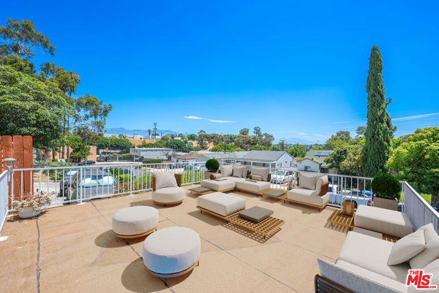 2333 Warwick Avenue, Los Angeles CA: https://media.crmls.org/mediaz/f0144ac1-9b54-44ef-8aec-2a6139afaba6.jpg