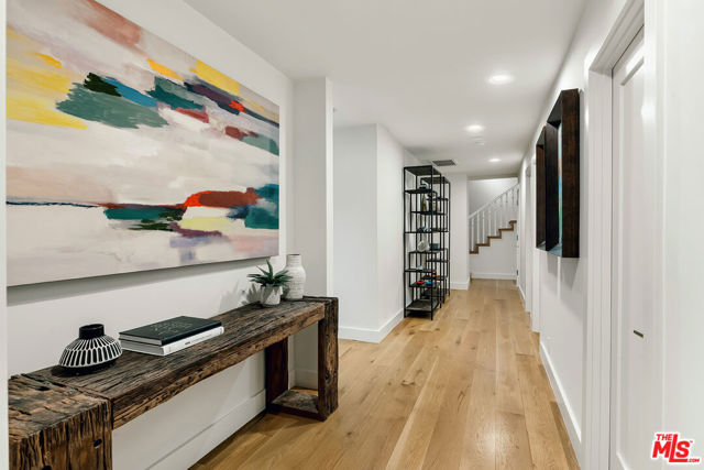2612 Wallingford Drive, Beverly Hills CA: https://media.crmls.org/mediaz/f014e7ac-7fd9-49f2-96cd-03423f3bc554.jpg