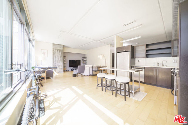 1100 S Hope Street, Los Angeles CA: https://media.crmls.org/mediaz/f0157f6b-7781-468d-9c38-10d9726ef1a3.jpg
