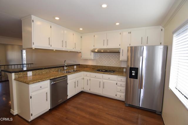 Detail Gallery Image 11 of 46 For 13340 Maxella Ave #3,  Marina Del Rey,  CA 90292 - 3 Beds | 2/1 Baths