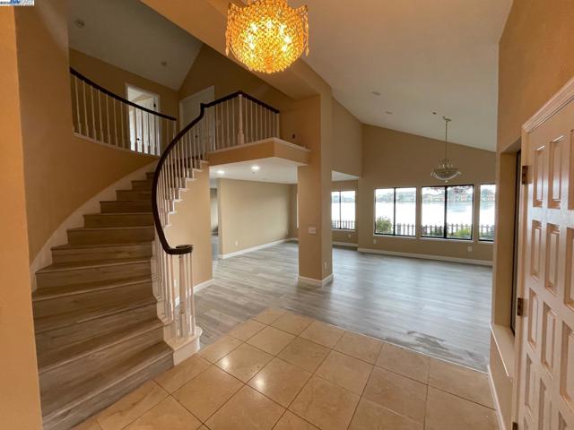 706 Widgeon St, Foster City CA: https://media.crmls.org/mediaz/f01676af-eb54-4576-a8d5-685042c281cf.jpg