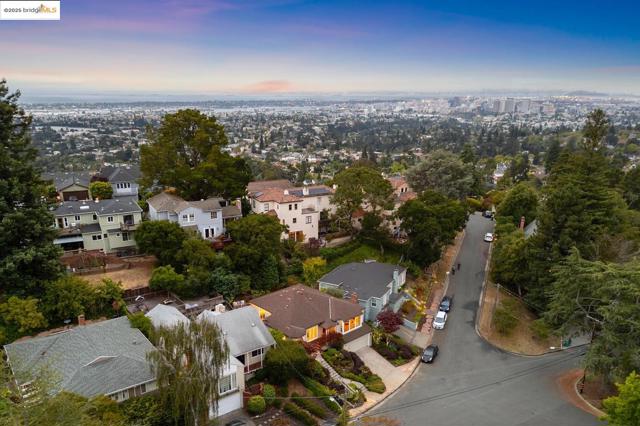 2250 Bywood Dr, Oakland CA: https://media.crmls.org/mediaz/f016b6f8-a6fa-4d80-9b66-c8cca7ce0a76.jpg