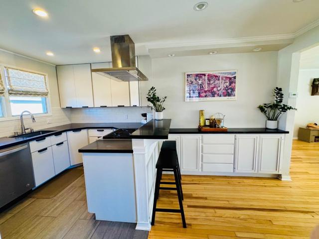 1639 Cypress Avenue, San Mateo CA: https://media.crmls.org/mediaz/f016ce53-f644-4152-82c9-172ab774cb59.jpg