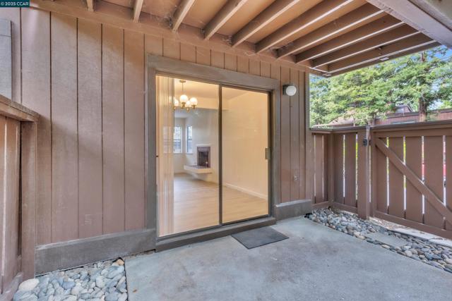 890 Camelback Pl, Pleasant Hill CA: https://media.crmls.org/mediaz/f017fd99-d834-409c-bfc6-155a9967bf89.jpg