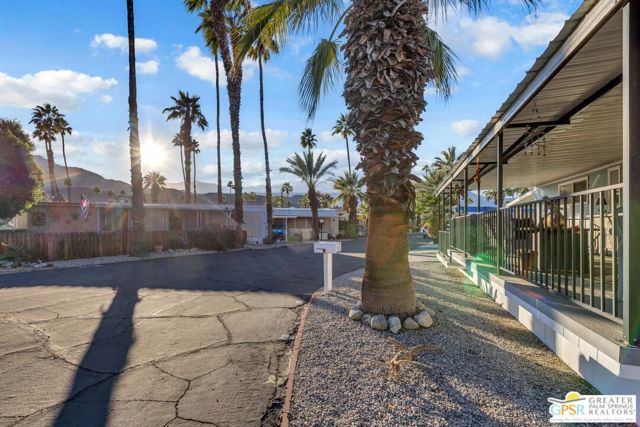 7 Lincoln, Cathedral City CA: https://media.crmls.org/mediaz/f0180a19-48f6-4495-92cd-cfc12e37f109.jpg