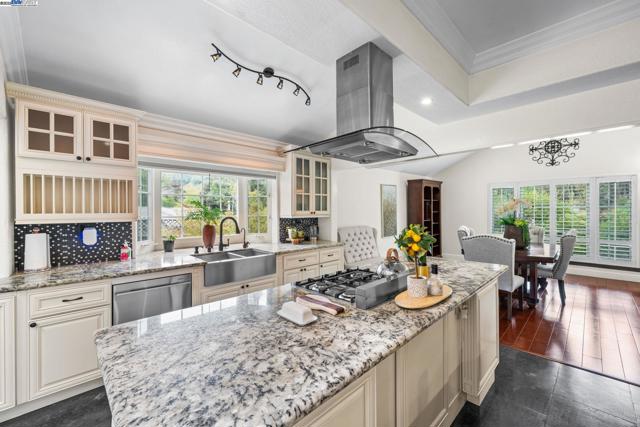 26928 Palomares Rd, Castro Valley CA: https://media.crmls.org/mediaz/f018b83f-bd4a-4fd0-accd-225ccc10c460.jpg