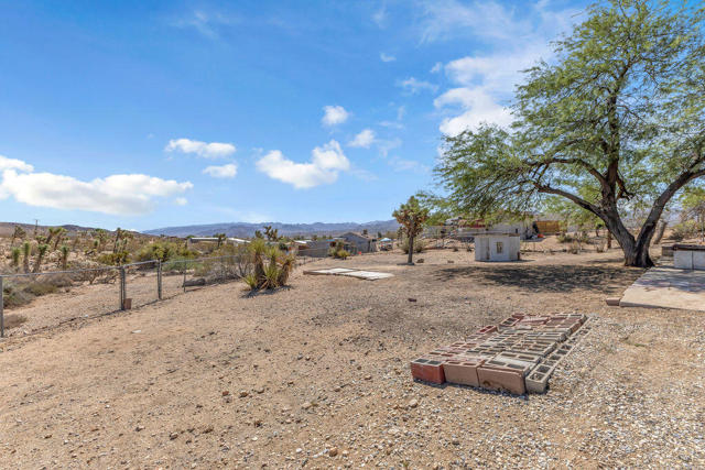 5797 Linda Lee Drive, Yucca Valley CA: https://media.crmls.org/mediaz/f01977b4-9369-469c-ab61-50553bbf625a.jpg
