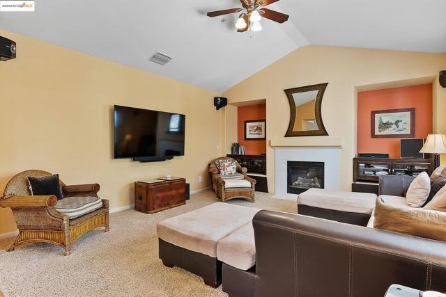907 Snapdragon Way, Brentwood CA: https://media.crmls.org/mediaz/f01a8f9f-fd2b-40c7-add8-9affb80c5c41.jpg
