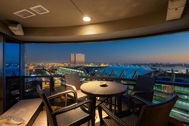 200 Harbor Dr, San Diego CA: https://media.crmls.org/mediaz/f01aecbf-a498-40fb-8c29-32c1eecb7880.jpg