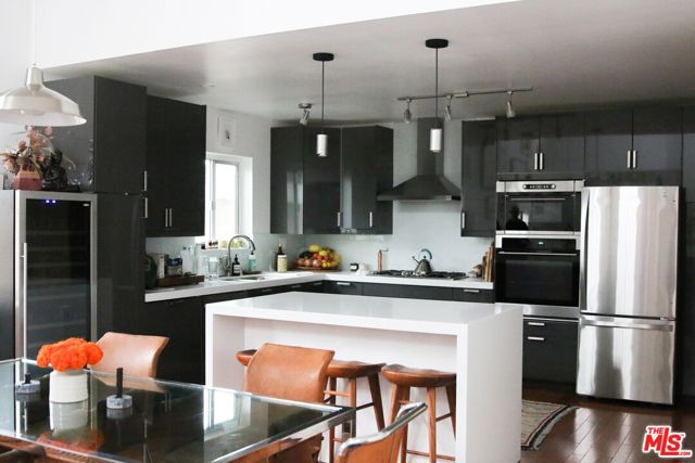 531 Venice Way, Venice CA: https://media.crmls.org/mediaz/f01b37e1-db85-4950-977c-7024bcf73793.jpg