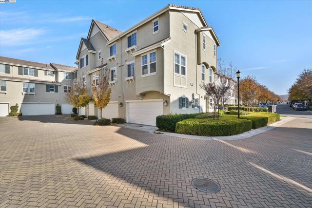 2890 Kew Ave, Livermore CA: https://media.crmls.org/mediaz/f01c01bf-2c02-4535-ac5a-2b4045fae8a5.jpg