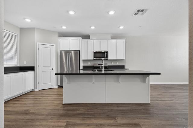 Detail Gallery Image 7 of 24 For 2561 Natomas Crossing, Sacramento,  CA 95834 - 4 Beds | 3/1 Baths