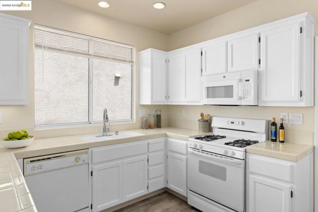 15388 Heron Dr, San Leandro CA: https://media.crmls.org/mediaz/f01c9bea-7cac-40f2-b985-d5aa3562243d.jpg