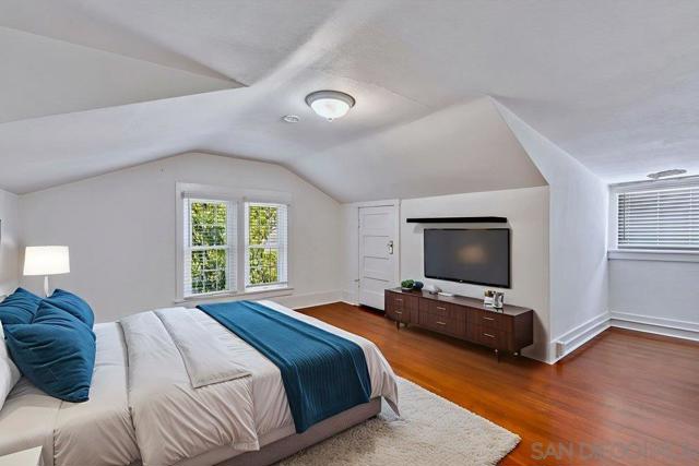 1312 3Rd St, Coronado CA: https://media.crmls.org/mediaz/f01d3969-94de-41ea-9f6b-968e0ce55669.jpg