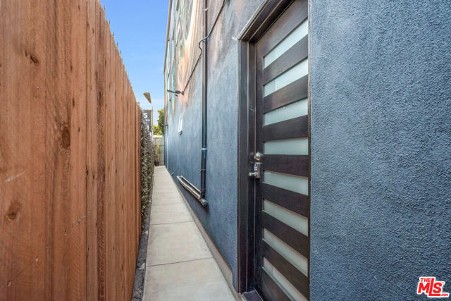 2515 Lincoln Boulevard, Venice CA: https://media.crmls.org/mediaz/f0215601-e1c0-4ed2-9733-7da8601071f8.jpg