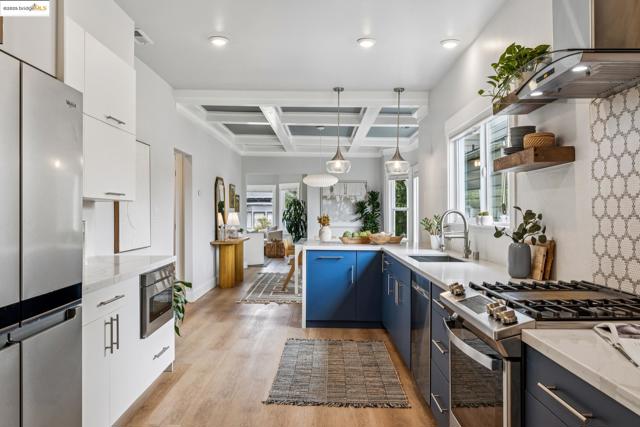 617 59th St, Oakland CA: https://media.crmls.org/mediaz/f0221ee9-0365-4129-8c4d-ad13770e4d30.jpg