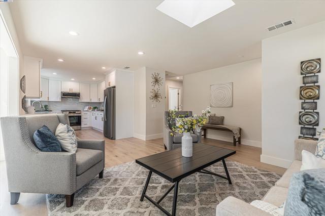 Image 12 of 49 For 344 Silvertip Ct