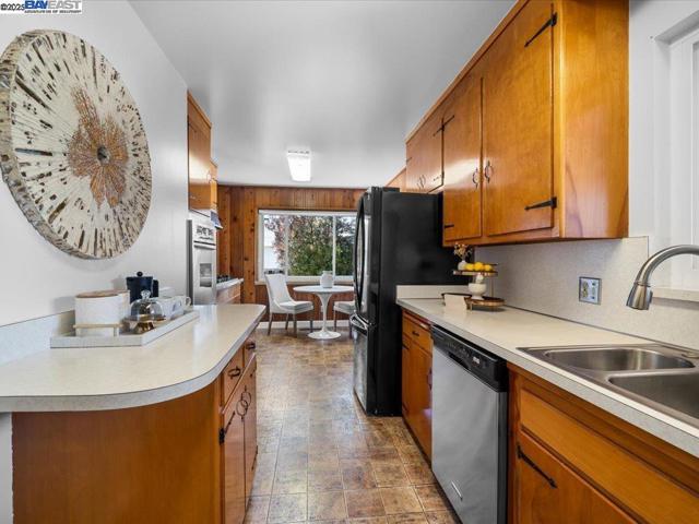 4311 Circle Ave, Castro Valley CA: https://media.crmls.org/mediaz/f0230c15-0b28-45a4-8b69-5d0f39f6cabe.jpg