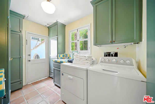 602 N Crescent Drive, Beverly Hills CA: https://media.crmls.org/mediaz/f023da45-2ba2-46ff-88f7-af1a68802737.jpg