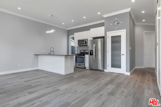 21037 Costanso St, Woodland Hills CA: https://media.crmls.org/mediaz/f02484dc-b1a6-453c-abaa-00f6b64f48d3.jpg