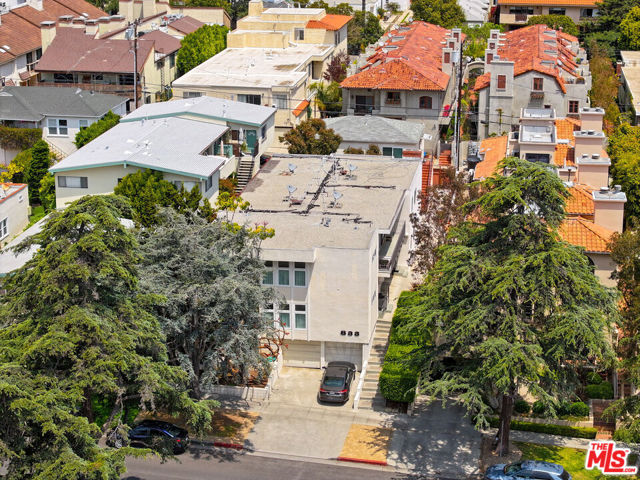 833 15th Street, Santa Monica CA: https://media.crmls.org/mediaz/f025b209-fd9a-4a43-b1b5-28c9d3e34194.jpg