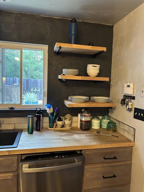 5913 Woodleigh Dr, Carmichael CA: https://media.crmls.org/mediaz/f0262cb4-c9ab-4fb4-b44e-537a204282f3.jpg