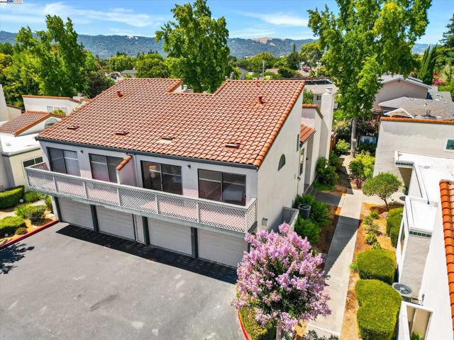 4374 Valley Ave, Pleasanton CA: https://media.crmls.org/mediaz/f026c398-455d-4f14-9bc3-c922d4160b21.jpg
