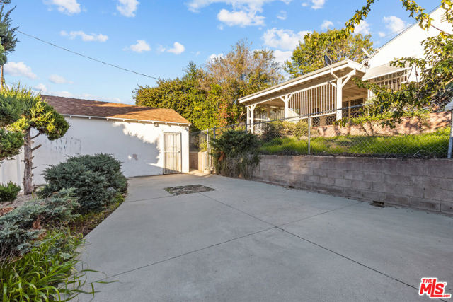 5733 Colfax Avenue, North Hollywood CA: https://media.crmls.org/mediaz/f026d3d0-9b11-4553-8980-19c1ed23da48.jpg