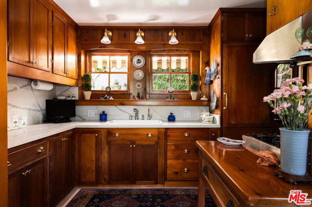 1612 Sunset Plaza Drive, Los Angeles CA: https://media.crmls.org/mediaz/f0274ab3-8d21-46f5-8cc9-1424b39e72f8.jpg