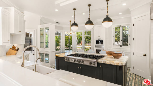 6815 Dume Drive, Malibu CA: https://media.crmls.org/mediaz/f0280baa-dcaf-40e5-8d09-fc09724be470.jpg