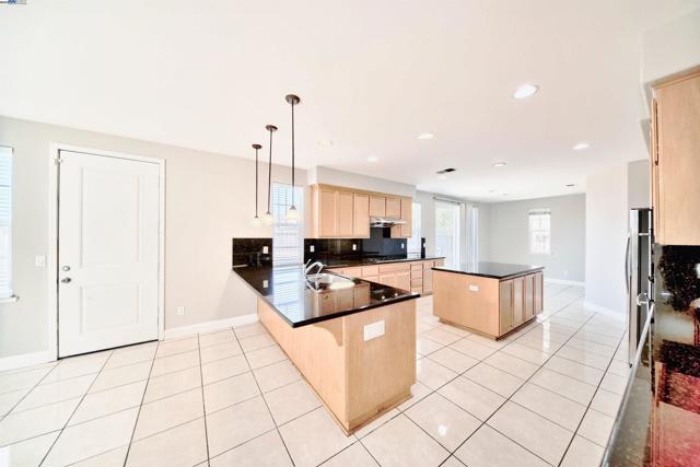 1069 Dry Creek Ct, Lathrop CA: https://media.crmls.org/mediaz/f02a908e-9b91-4503-a47e-c21148758431.jpg