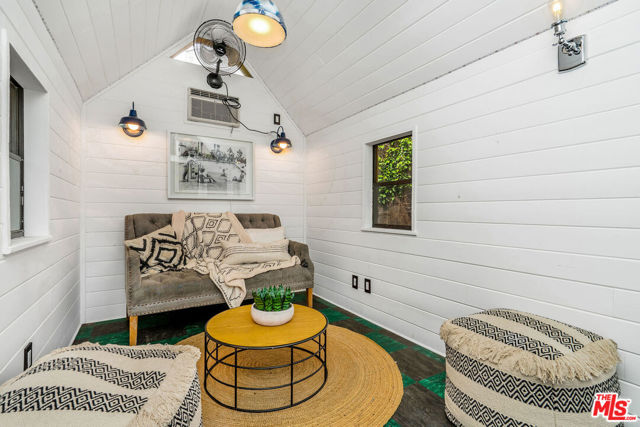 10155 Valley Spring Lane, Toluca Lake CA: https://media.crmls.org/mediaz/f02af3e3-669d-446d-8144-740a35fd41f2.jpg